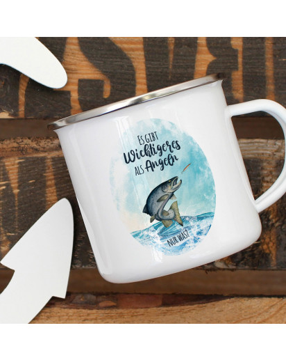 Emaille Becher Camping Tasse Meerforelle Lachsforelle Fisch Spruch Es gibt Wichtigeres als angeln Kaffeetasse Geschenk Spruchbecher eb381