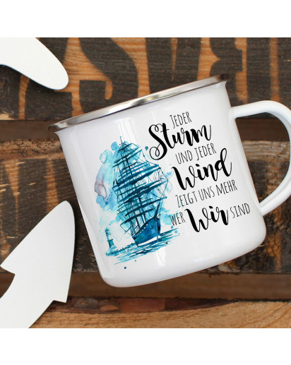 Emaille Becher Camping Tasse Schiff Segelschiff maritim Spruch Jeder Sturm und jeder Wind Kaffeetasse Geschenk Spruchbecher eb386