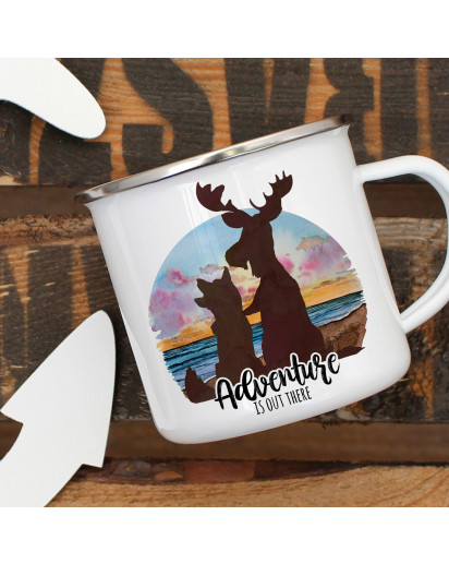 Emaille Becher Camping Tasse Wolf und Elch Pärchen Spruch Adventure is out there Kaffeetasse Geschenk Spruchbecher eb410