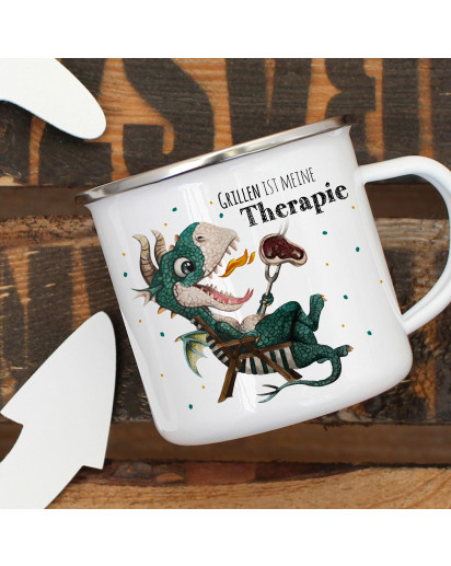 Emaille Becher Camping Tasse kleiner Drache im Liegestuhl & Spruch Grillen ist meine Therapie Kaffeetasse Geschenk eb421