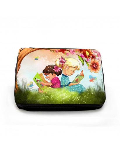 Gefüllte Federtasche Kinder auf Wiese im Sommer mit Schmetterlingen und Baum filled pencil case children in summer with butterflies and tree fm045