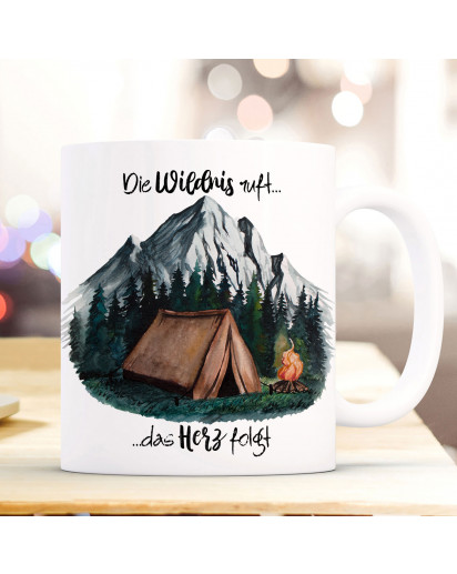 Tasse Becher Zelt campen Wald Berge & Spruch Die Wildnis ruft das Herz folgt Kaffeebecher Geschenk Spruchbecher ts1003