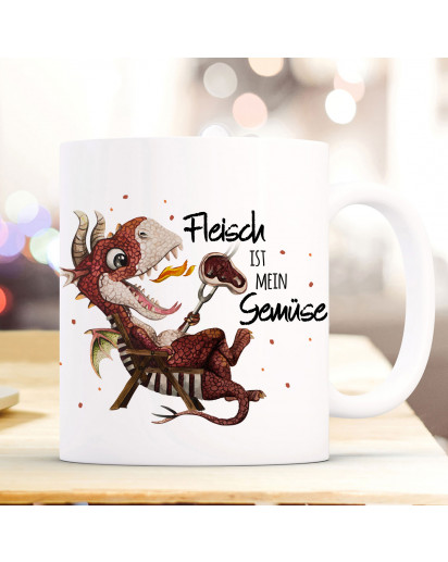 Tasse Becher kleiner Drache im Liegestuhl & Spruch Fleisch ist mein Gemüse Kaffeebecher Geschenk Spruchbecher ts1007