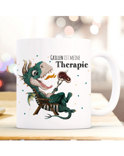 Tasse Becher kleiner Drache im Liegestuhl & Spruch Grillen ist meine Therapie Kaffeebecher Geschenk Spruchbecher ts1008