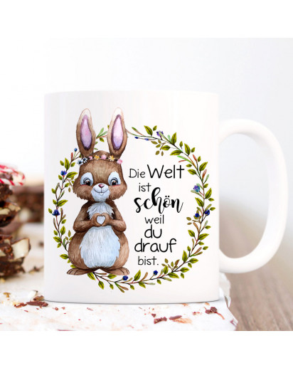 Tasse Becher mit Spruch Die Welt ist schön weil du drauf bist & Hase Häschen Herz Blumenkranz Motiv Kaffeebecher Geschenk ts1094