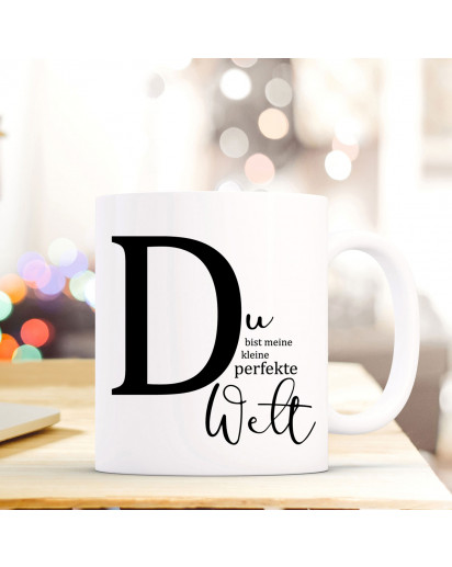 Tasse Becher mit Buchstabe D und Spruch „Du bist meine kleine perfekte Welt" Geschenk Kaffeetasse Buchstabentasse mit Motto Kaffeebecher ts834