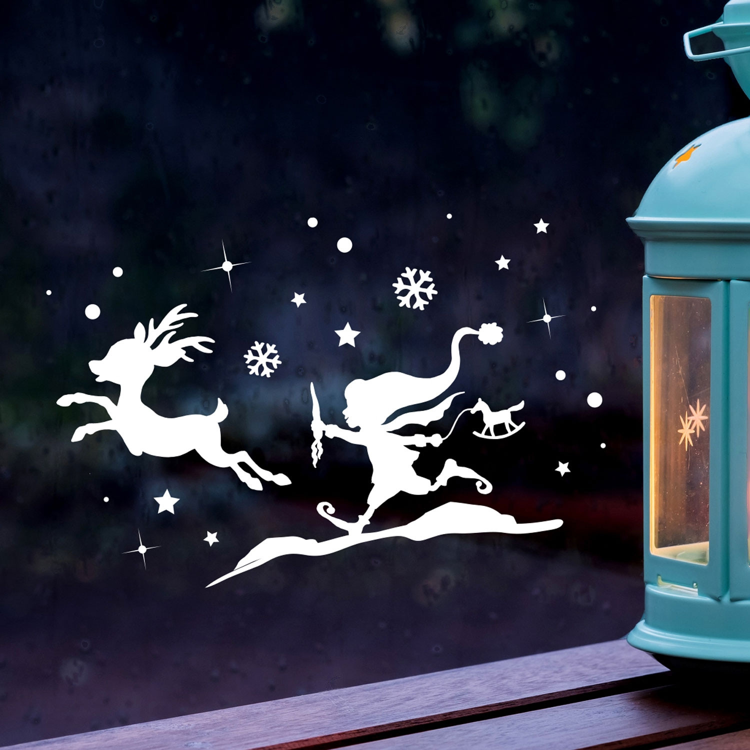 Fensterbild Wichtel Rentier Winter Fensterdeko Fensterbilder Winterlandschaft Sterne Schneeflocken M2266 Wandtattoos Elfentur Tassen