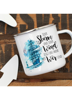 Emaille Becher Camping Tasse Schiff Segelschiff maritim Spruch Jeder Sturm und jeder Wind Kaffeetasse Geschenk Spruchbecher eb386