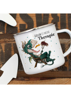 Emaille Becher Camping Tasse kleiner Drache im Liegestuhl & Spruch Grillen ist meine Therapie Kaffeetasse Geschenk eb421