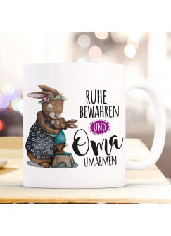 Tasse Becher mit Spruch Ruhe bewahren Oma umarmen & Hase Omi Omahase Hasenkinder Enkel Kinder Motiv Kaffeebecher Geschenk ts1090