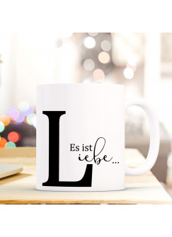 Tasse Becher mit Buchstabe L und Spruch „es ist Liebe" Geschenk Kaffeetasse Buchstabentasse mit Motto Kaffeebecher ts833